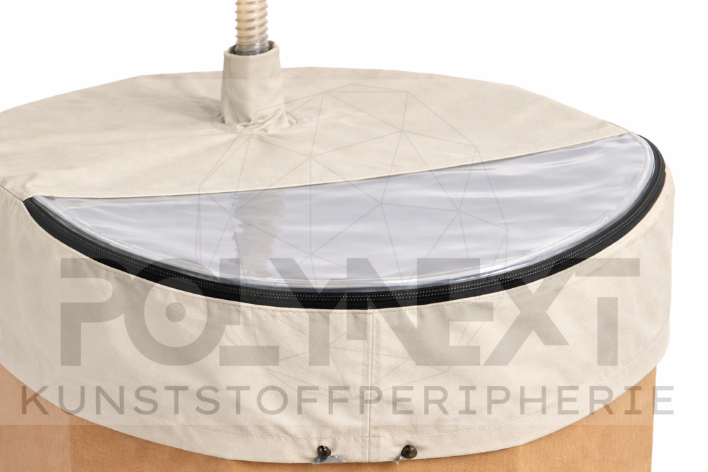 Detailansicht einer Abdeckhaube mit glasklarem, glattem Sichtfenster in hochwertiger Glasoptik, eingefasst mit schwarzem Reißverschluss