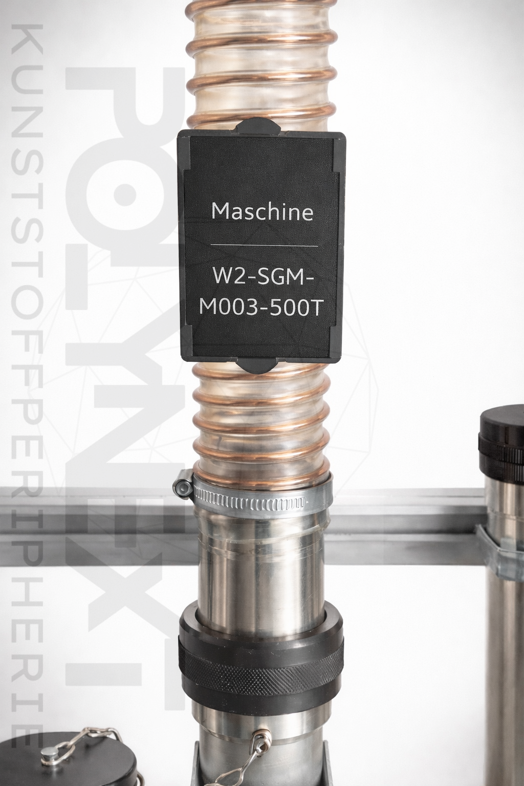 Flexible Beschriftungslösung für industrielle Förderschläuche mit austauschbaren Schildern