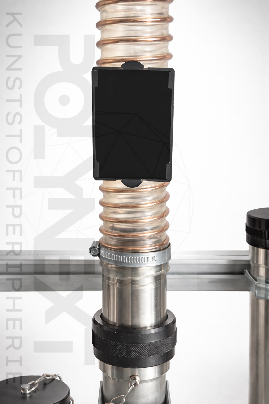 Flexible Beschriftungslösung für industrielle Förderschläuche mit austauschbaren Schildern